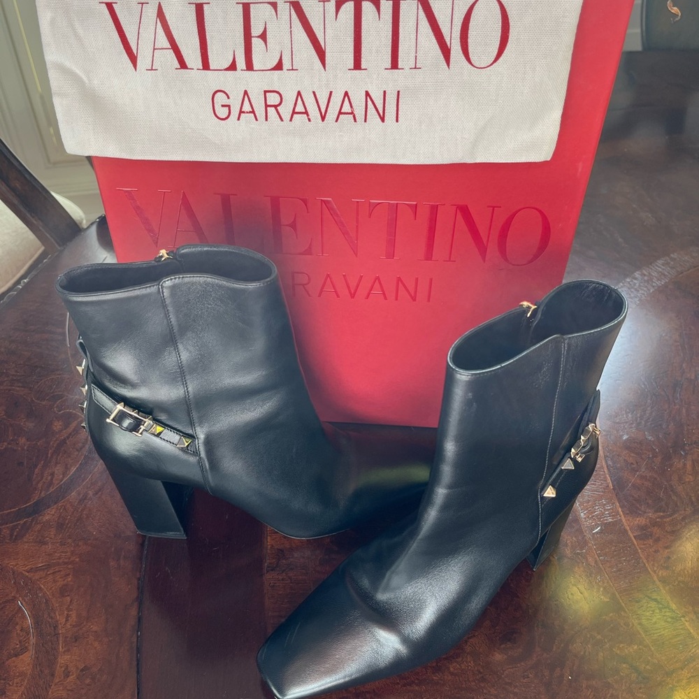 Authentic 39M (8.5) Valentino Garavani Black Studded Napa Ankle Boots